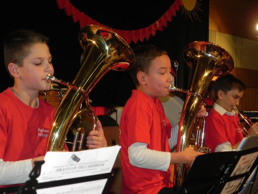 Auch das Jugendorchester überzeugte beim Jahreskonzert. Das Bild zeigt zwei Nachwuchsbläser bei dem Stück Heal the World.  Foto: Haase