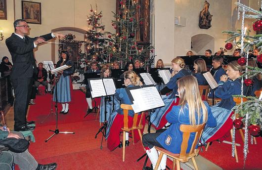 Der Musikverein Hohenroth spielte am Dreikönigstag in der Klosterkirche am Kreuzberg. Foto: Eckert