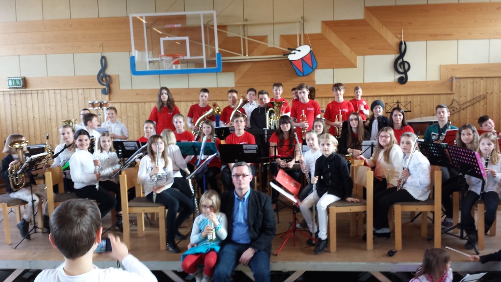 Das Jugendorchester und weitere Gruppen füllten die Bühne während des Kaffeekonzertes des Musikvereins Hohenroth voll aus.