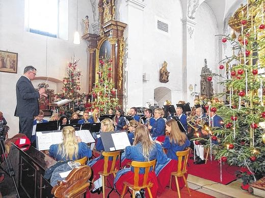 Der Musikverein Hohenroth spielte in bewährter Tradition am Dreikönigstag
in der Klosterkirche am Kreuzberg.
Foto: Eckert