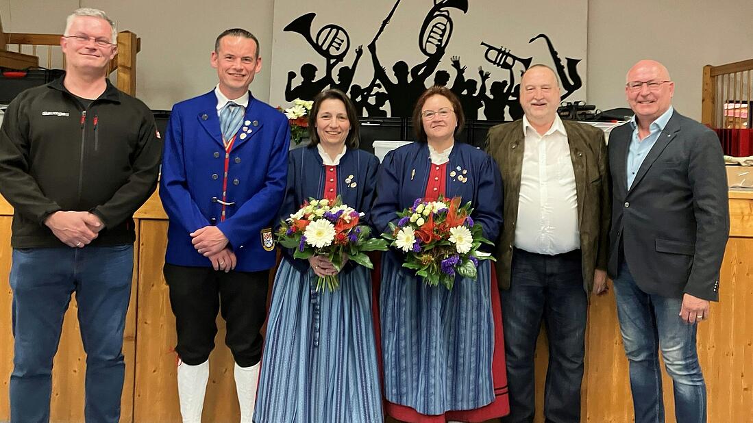 Foto: Felix Schmitt | Auf dem Foto: 1. Dirigent Michael Baumgart, Sebastian Neugebauer 30 Jahre aktives Musizieren, Ute Fischer 40 Jahre aktives Musizieren, Sabine Kaiser 50 Jahre aktives Musizieren, Hubertus Reschny, stellv. Kreisvorsitzender Nordbayerischer Musikbund, 1. Vorsitzender Elmar Straub.