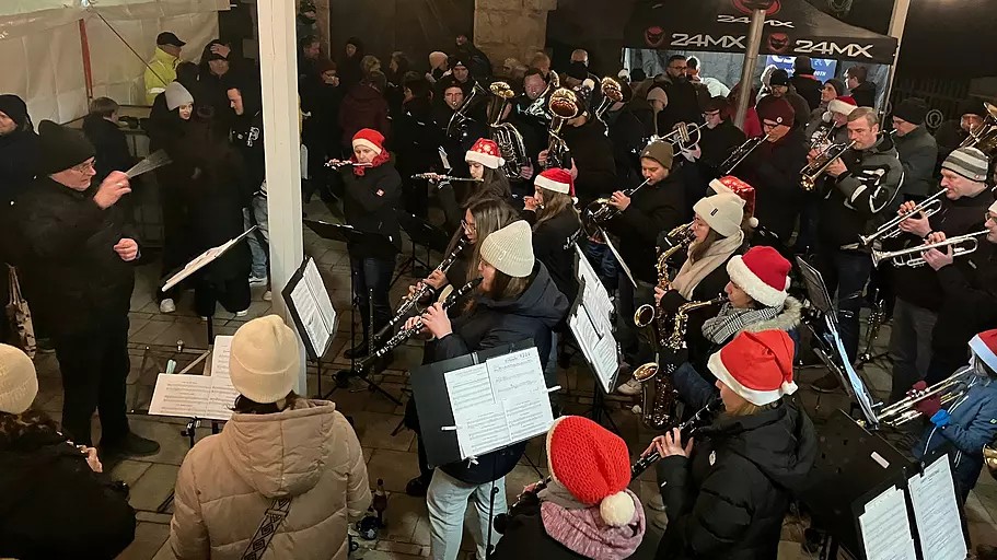 Konzert des Musikverein Hohenroth vor der Kirche Mariä Geburt