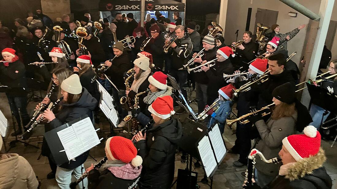 Konzert des Musikverein Hohenroth vor der Kirche Mariä Geburt